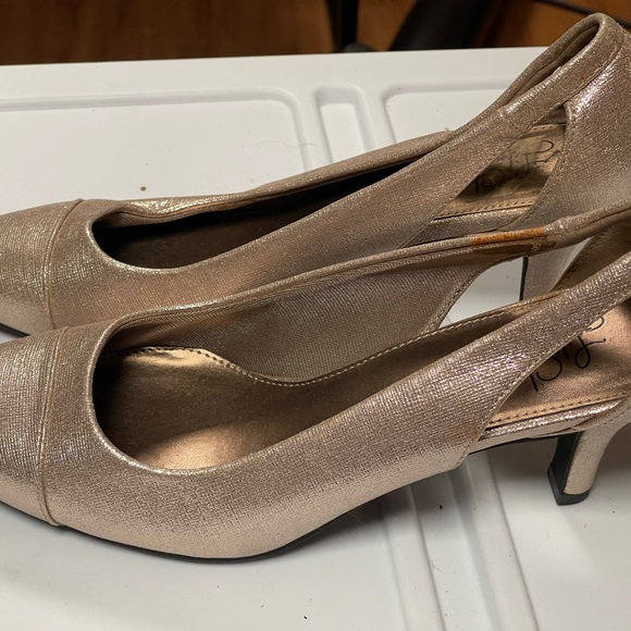 Life Stride Elegant Gold Metallic Women's Shoes, Size 8 - Picture 3 of 4